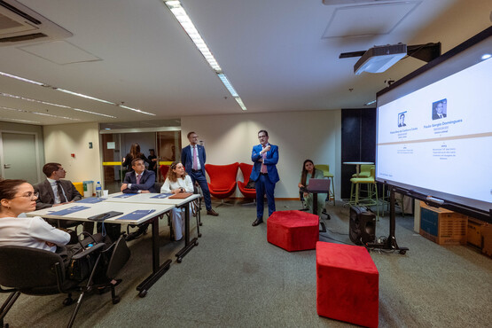 Visita de representantes da AJUFE aos magistrados da Formação Inicial.Juiz Federal Ilan Presser (Secretário-Geral Enfam)Caio Castagine Marinho (Presidente AJUFE)Carlos Geraldo Teixeira (Vice-Presidente da 6ª Região)Ana Lya Ferraz da Gama Ferreira (Secretária-Geral AJUFE)Créditos: Paula Carrubba/Enfam