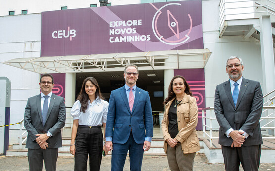 Comissão do Exame no DFJuiz Federal Ilan Presser (Secretário-Geral Enfam)Desembargadora Katia Balbino (TRF-1)Juiz Federal Caio Castagine Marinho (Presidente Ajufe)Juiz de direito Luis Martius Holanda Bezerra Junior (Juiz Auxiliar da Primeira Vice-Presidência TJDFT)Gabriela Matsutani (Coordenadora de concursos e exames)Créditos: Paula Carrubba/Enfam